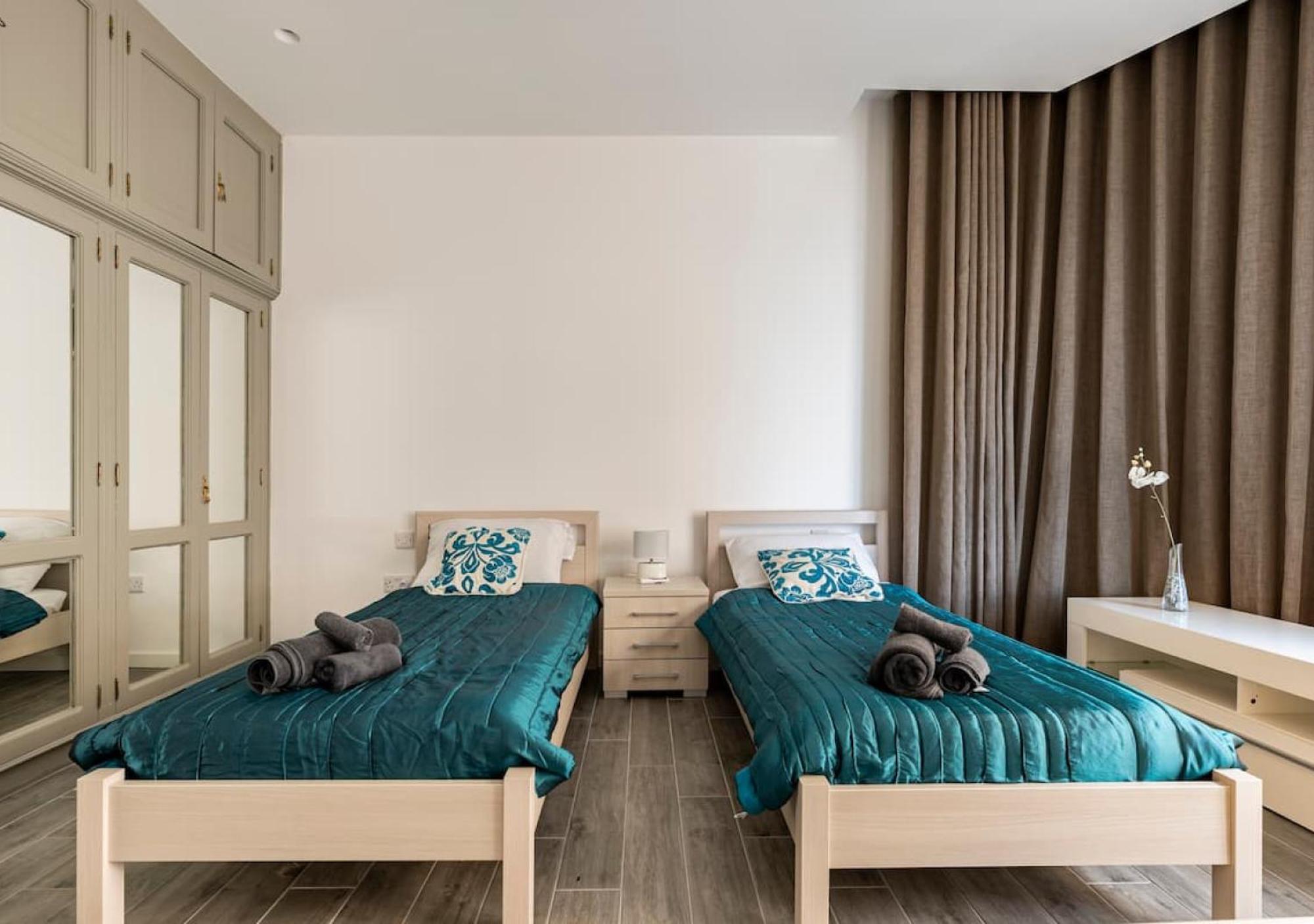 Sea View Luxury Haven Living & 3Bedrooms Seafront Слима Экстерьер фото