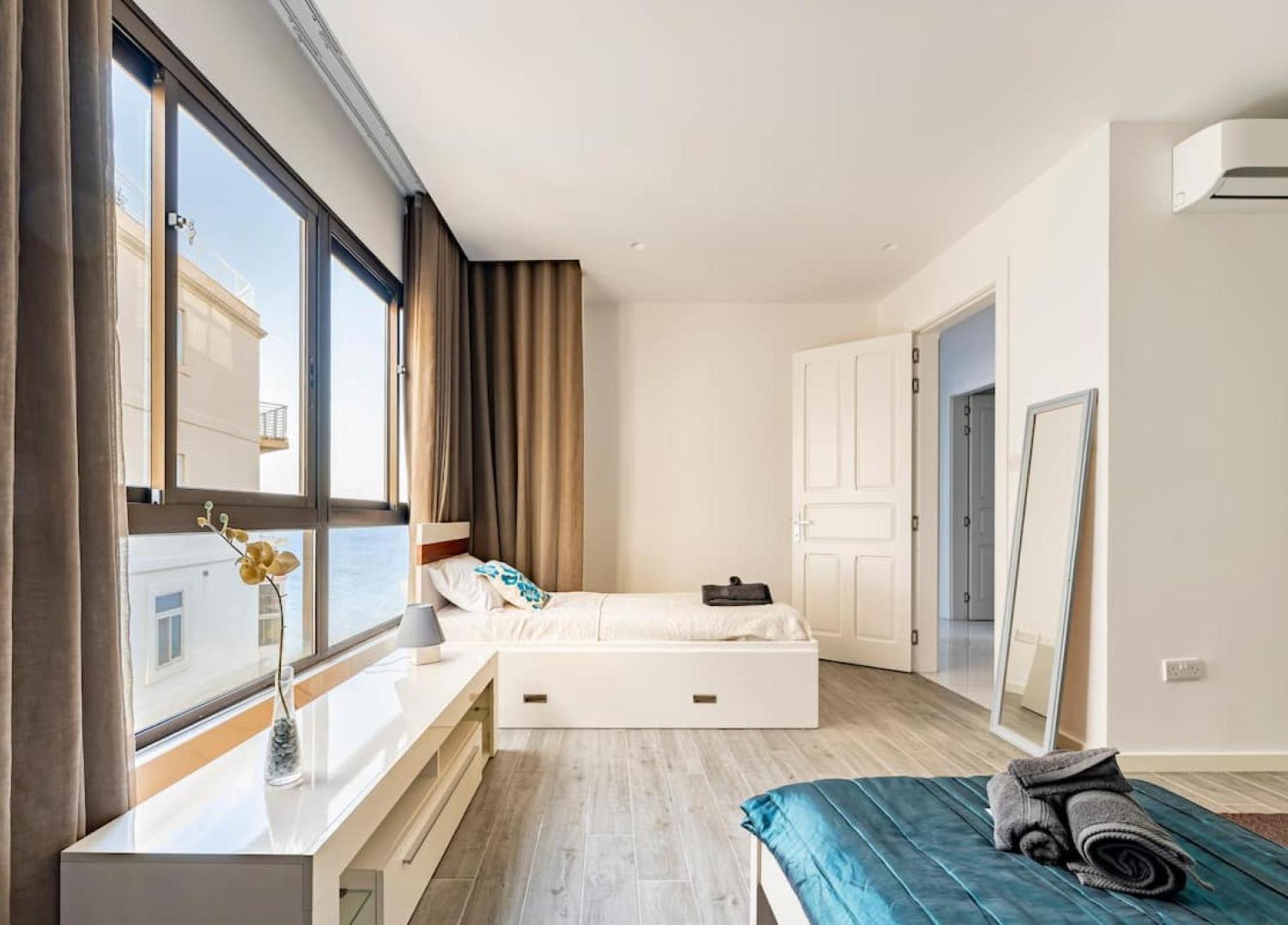 Sea View Luxury Haven Living & 3Bedrooms Seafront Слима Экстерьер фото
